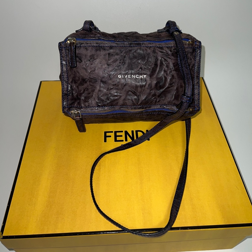 CIVENCHY Italy crossbody bag! - Picture 2 of 12